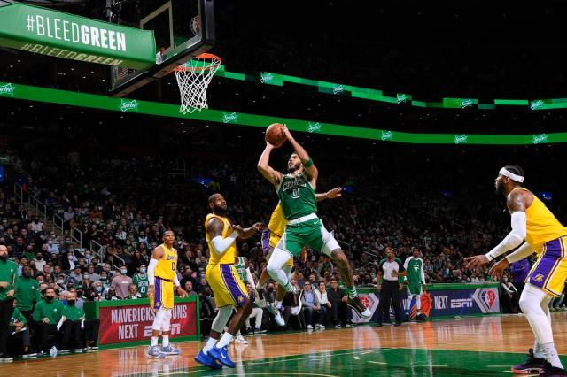 开云体育下载-虎头蛇尾遭老冤家逆转 詹皇复出难以终结湖人连败