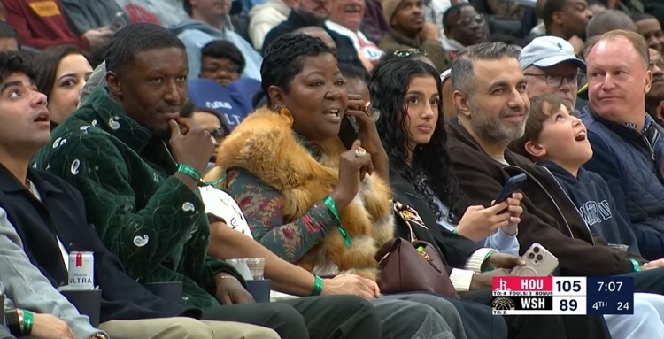 开云体育-强力后援团！杜兰特母亲来到现场观战火箭对阵奇才