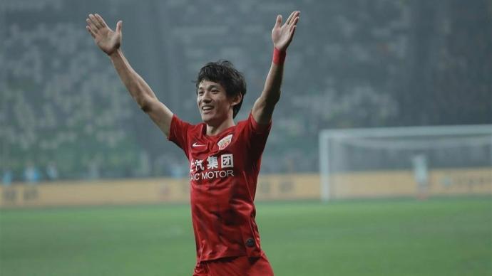 开云体育-36 岁 “老黄忠” 王燊超再战一年，“带刀侍卫”靠啥关键时刻总能进球？