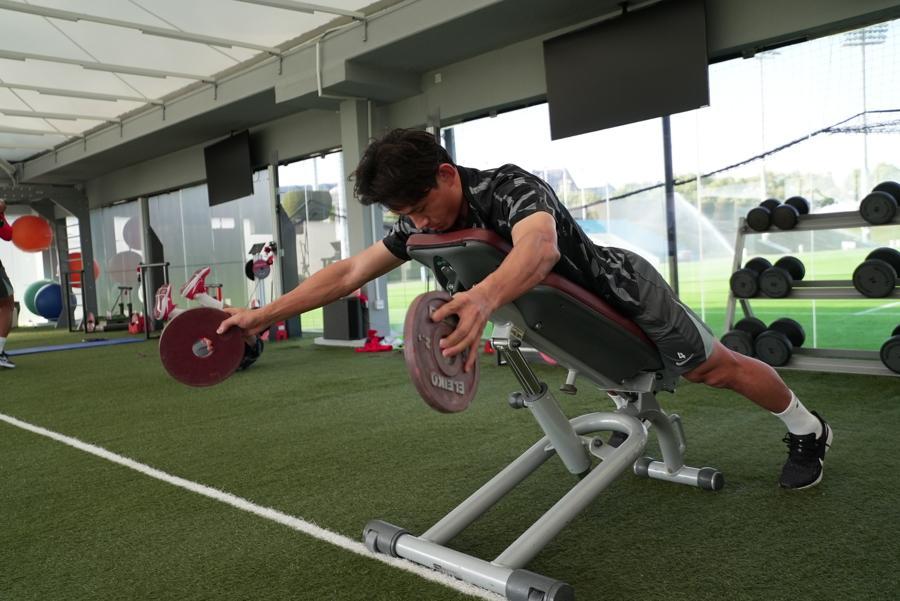 开云体育-36 岁 “老黄忠” 王燊超再战一年，“带刀侍卫”靠啥关键时刻总能进球？