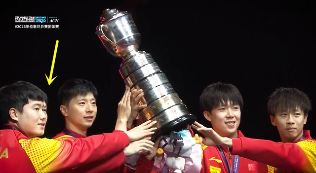 选来选去，选了一张樊振东被遮挡的国乒男团照！国际乒联遭投诉|世乒赛|伦敦|中国乒协|乒羽|球迷_新浪体育_新浪新闻