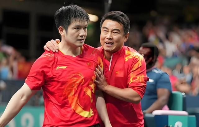 选来选去，选了一张樊振东被遮挡的国乒男团照！国际乒联遭投诉|世乒赛|伦敦|中国乒协|乒羽|球迷_新浪体育_新浪新闻